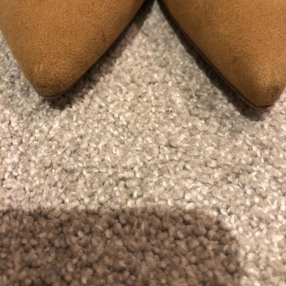 𝓉𝒶𝓂𝑒𝓇𝒶 𝒷𝓇𝑜𝓌𝓃 𝓈𝓊𝑒𝒹𝑒 𝓅𝑜𝒾𝓃𝓉𝑒𝒹 𝓉𝑜𝑒 𝒷𝑜𝑜𝓉𝒾𝑒𝓈 🤎 - Picture 2 of 5